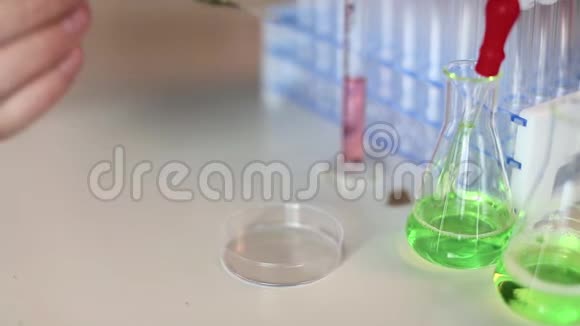 科学家将液体滴入试管的特写镜头高级研究视频的预览图
