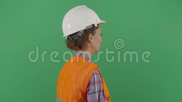 女工程师用挫折擦脸视频的预览图