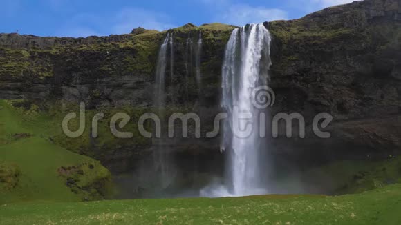 Seljalandsfoss瀑布和绿色景观冰岛视频的预览图