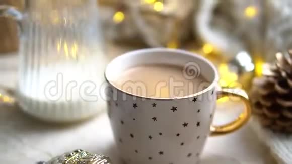 真正舒适的白色和金色冬季家居装饰咖啡杯和带有圣诞装饰的饼干视频的预览图