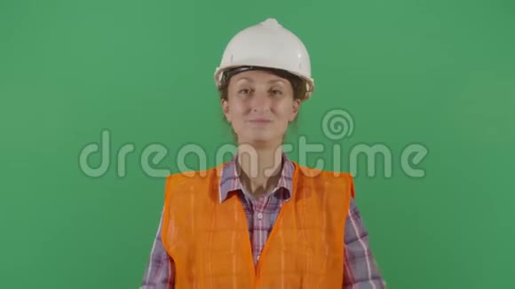 女工程师与拇指同意视频的预览图