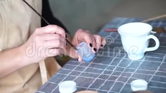 女手绘白色陶瓷杯陶工工作室视频的预览图