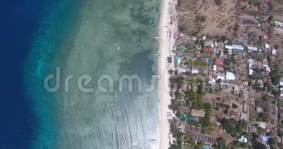 印度尼西亚巴厘岛美丽海滩的空中拍摄热带海滩顶景天堂岛的无人机镜头4k视频视频的预览图