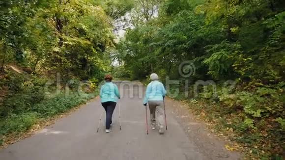 年长的长者在户外练习北欧行走视频的预览图