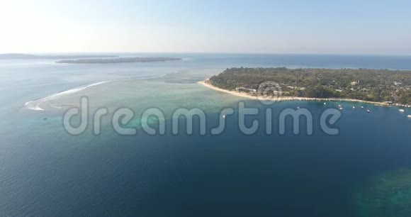 空中观景印度尼西亚巴厘岛清澈的绿松石蓝色海水深蓝色的大海有许多游艇和岛屿视频的预览图