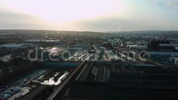 英国谢菲尔德2019年12月16日冬季日落时在谢菲尔德城上空的空中飞盘视频的预览图