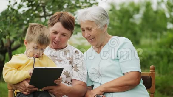 祖母看着孙子手中的一块石碑视频的预览图