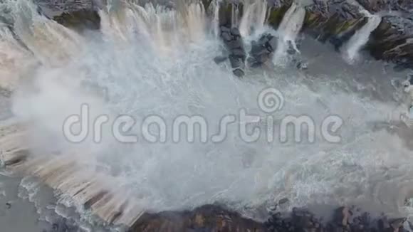 赛尔夫瀑布冰岛空中自上而下的视图视频的预览图