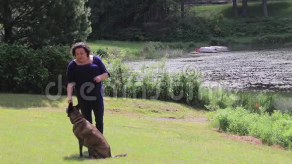 在公园里奔跑的狗和女人视频的预览图
