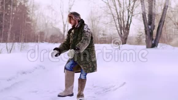冬天在街上跳舞的男人视频的预览图