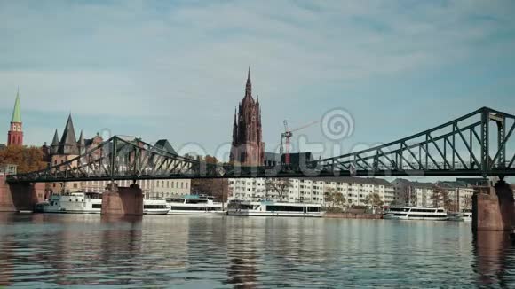 城市有高层建筑商业中心有河流和桥梁视频的预览图