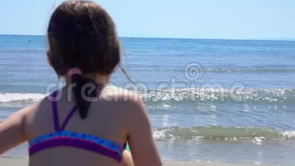 小女孩跑进了海水里视频的预览图
