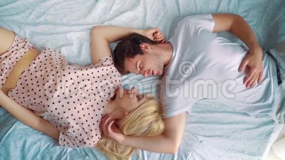 浪漫情侣面对面地躺在床上朝相反的方向视频的预览图