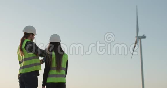 两个工程师握手年轻女性与男性建筑工人握手时微笑的侧视视频的预览图