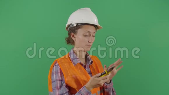 女工程师在钳子电话上说话视频的预览图