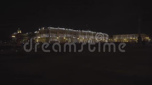 圣彼得堡市中心风景优美的建筑夜景雄伟的冬宫与人共进视频的预览图