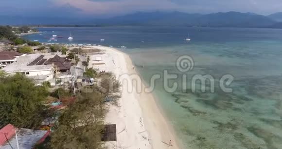 印尼巴厘岛美丽海滩的空中拍摄热带海滩俯视图清真图尔西姆吉利的无人机镜头视频的预览图