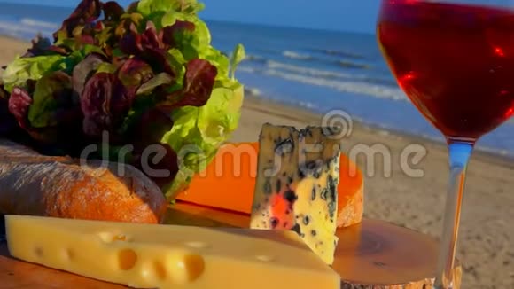 带红酒和奶酪的海上美味野餐视频的预览图