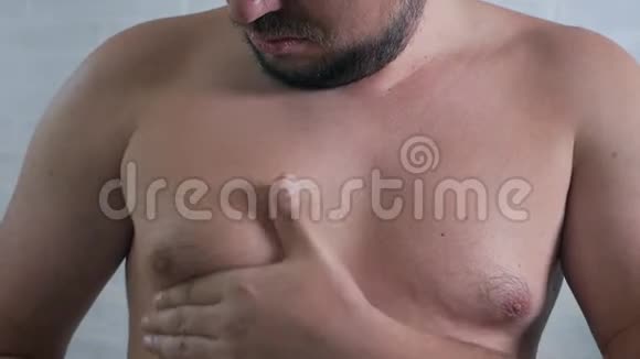 男人展示肌肉去摸胸部的肌肉视频的预览图