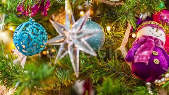 停止运动视频中的圣诞树突出的雪人星星和装饰性的紫色球和烛光视频的预览图