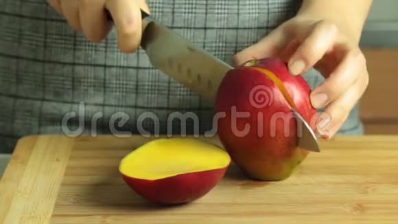 烹饪奥利奥紫薇蛋糕切芒果异国水果视频的预览图