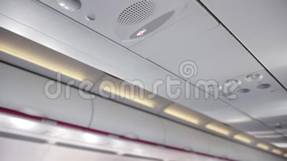 带有负载扬声器的飞机机舱天花板禁止吸烟标志按钮视频的预览图