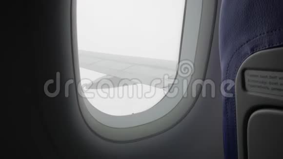 湍流雾飞机窗口视频的预览图