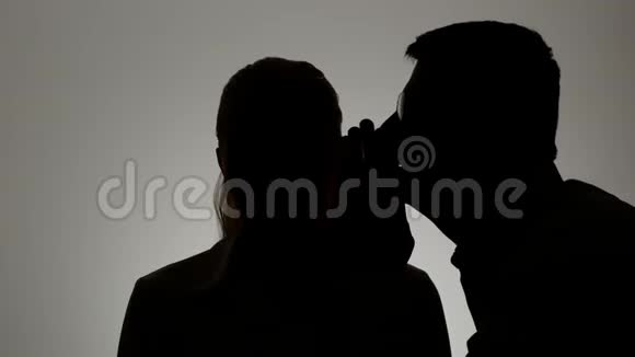 一男一女的剪影男人在女人耳边低语视频的预览图