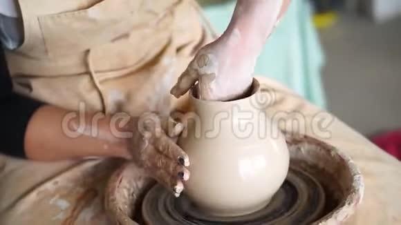 女在工艺车间亲手制作陶罐湿粘土视频的预览图