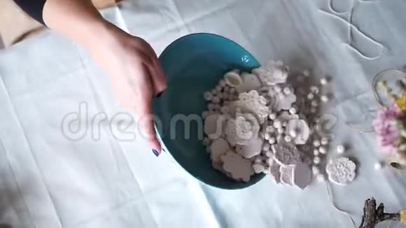 女手工制作陶瓷珠子的工艺视频的预览图