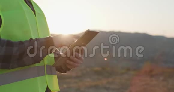 工程师男手触摸数字平板电脑的特写视频的预览图