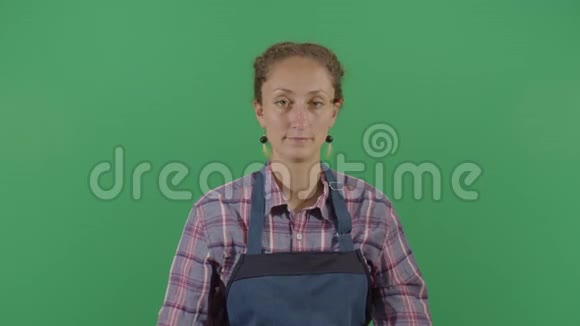 女木匠展示手工工具视频的预览图