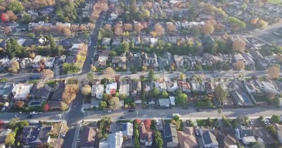 希尔斯代尔贝雷福德公园的空中泛右郊区房屋视频的预览图