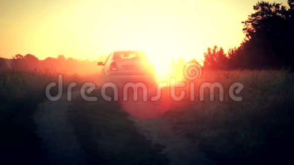 汽车驶进朝阳的光线中视频的预览图