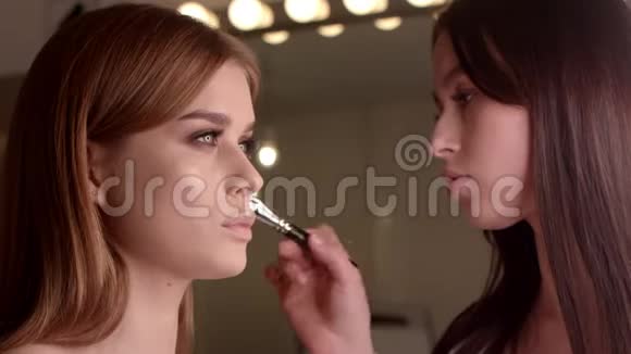 化妆师把化妆涂在脸上视频的预览图
