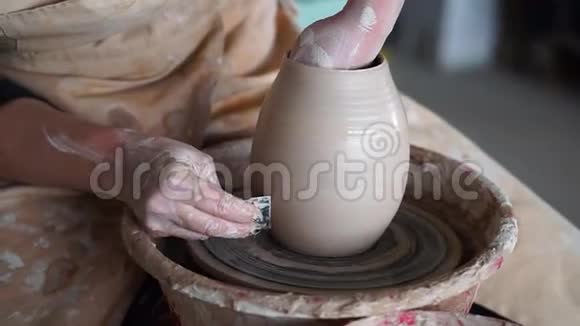 女在工艺车间亲手制作陶罐湿粘土视频的预览图