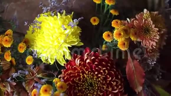 美丽的秋天静物装饰细节与鲜花和南瓜秋天收获安排视频的预览图