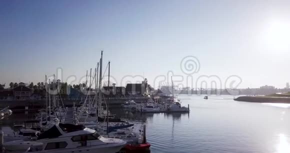在蓝水上停靠的太阳辉游艇包租船的空中外观视频的预览图
