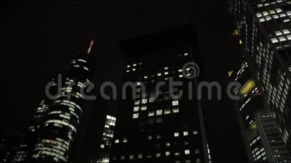 夜城全景傍晚高楼大厦摩天大楼视频的预览图