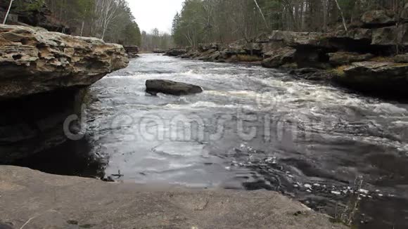 一条贯穿石头的河流视频的预览图