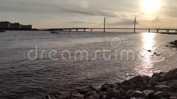 太阳从海湾的波浪中反射出城市的风景视频的预览图
