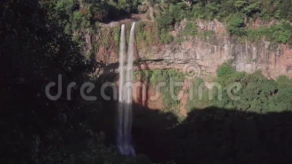 毛里求斯热带丛林中的空中小牛肉和Chamarel瀑布视频的预览图