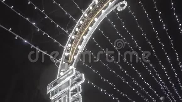 底部的夜晚城市在圣诞节的时候花环和闪亮的拱门在黑色的天空背景动作城市视频的预览图