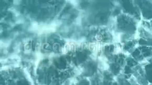 游泳池的水是清澈的有阳光照射视频的预览图