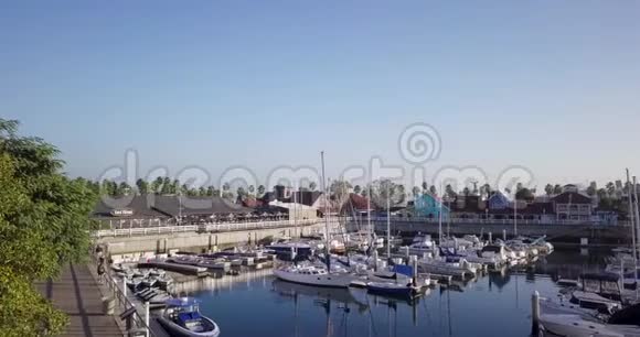 在蓝水上停靠的太阳辉游艇包租的空中外观视频的预览图