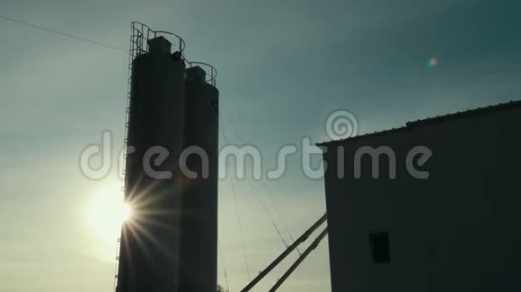 傍晚太阳覆盖工业塔或工厂视频的预览图