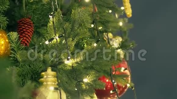 街上装饰好的圣诞树碎片晚安视频的预览图