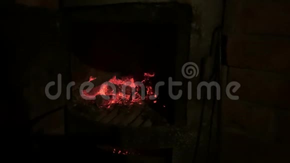 俄国浴室的炉子里烧着红煤视频的预览图
