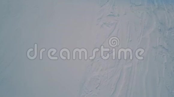 直升机在滑雪场跑道上与现役运动员空中射击视频的预览图