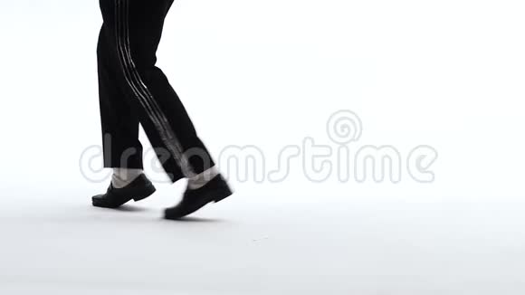 年轻时尚的青少年正在展示像迈克尔杰克逊这样的舞蹈动作在白色背景上孤立两腿合拢视频的预览图